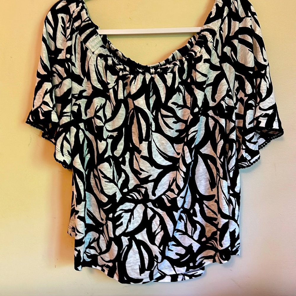 Chico’s women’s top. Wear it off the shoulder or regular fit. Chicos size 1.